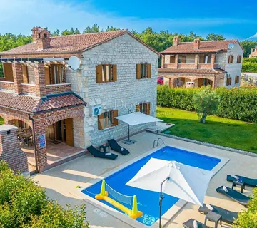 Prekrasna vila s bazenom – Idealna prilika za investiciju! - Juršići, Svetvinčenat