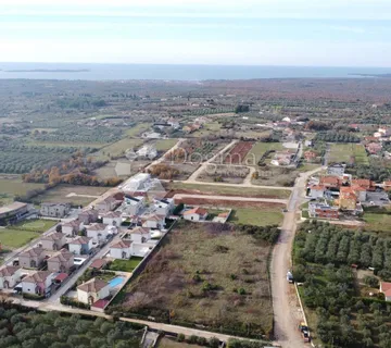 RIJETKOST NA TRŽIŠTU! ZEMLJIŠTE 8.388 m2 S KOMUNALIJAMA I POGLEDOM NA MORE-ISTRA - Vodnjan
