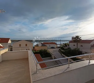 Ljubač - Kuća S Pet Stambenih Jedinica - Ljubač, Ražanac