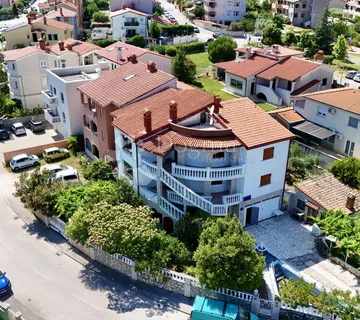 SAMO KOD NAS!! PULA,apartmanska kuća blizu centra sa ljetnom kuhinjom,garažom i bazenom