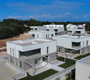 Luksuzan trosoban apartman 300 metara od mora - Karigador, Brtonigla