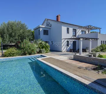Pula, Moderna vila s bazenom i 4 spavaće sobe - Top lokacija - cover