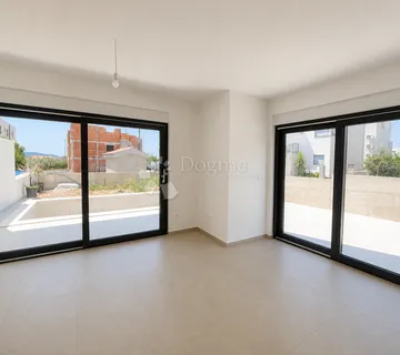 Dvoetažni Stan S Vlastitim Bazenom I Vrtom – Vodice