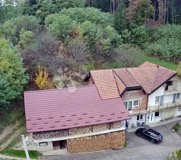 Imanje sa odvojenim stambenim prostorima i pomoćnom zgradom! - Mala Gora, Pregrada
