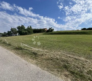 Oroslavje velika građevinska parcela 1613 m2, svega 600 m od Oro trga