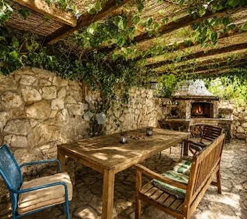 PRILIKA! SNIŽENO! Kuća u nizu s autentičnim šarmom-Veli Iž, 4 SS, 185 m2 - Veli Iž, Zadar