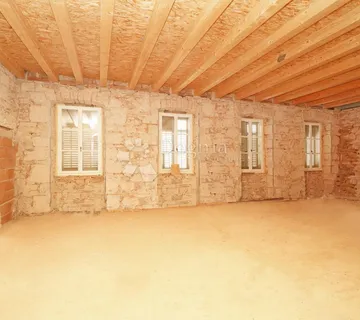 Prostrani dvoetažni stan s velikom terasom - Sveti Lovreč Pazenatički