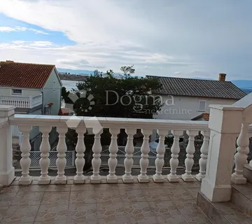 Omišalj, kuća sa 9 apartmana