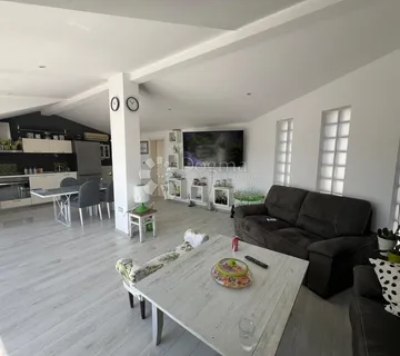 Gračani - dvoetažni stan 108 m2 s dvije terase i zasebnom parcelom za 3 parkirna mjesta - Zagreb