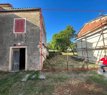 PRILIKA! Kuća u nizu za renovaciju s velikom okućnicom - Loborika, Marčana