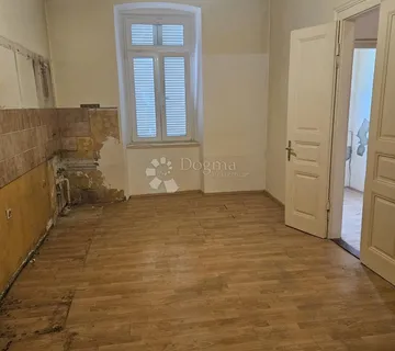 Stan za renovaciju prvi red do mora! - cover