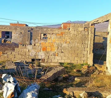 Prostrani Poslovni Kompleks U Okolici Kršana