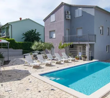 Banjole – apartmanska kuća s bazenom, 4 apartmana i solarnom elektranom, 150 m od mora - Banjole, Medulin