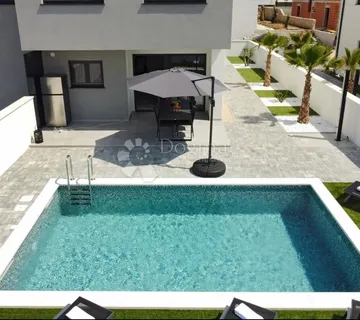 Vrsi S1– Modern Duplex House With Heated Swimming Pool