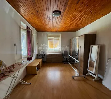 Mala kuća, veliko zemljište – 1.422 m² mogućnosti u Selniku - cover