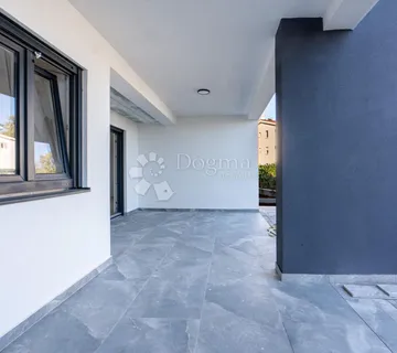 ČIŽIĆI APARTMAN U PRIZEMLJU S OKUĆNICOM - cover