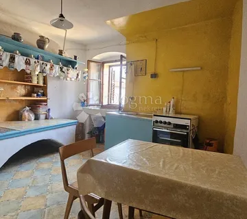 Apartman U Centru Cresa, Potrebna Adaptacija!