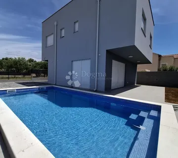 Vila sa bazenom na Viru