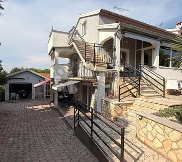 Atraktivna kuća sa tri apartmana Poreč
