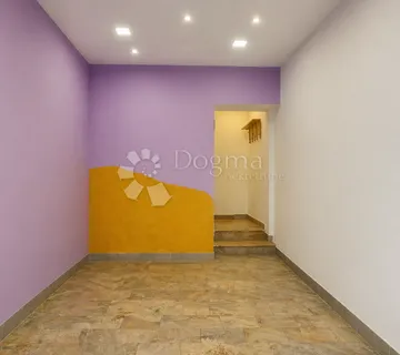 Poslovni prostor 19m2 - centar Pule - Pula