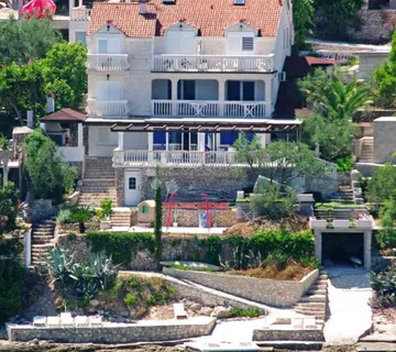 PRVI RED DO MORA: Samoodrživa apartmanska vila s uhodanim poslovanjem – Vela Luka, Korčula