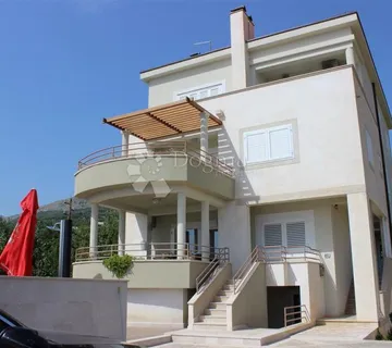 PODSTRANA, IMPRESIVNA KUĆA S 4 ETAŽE, BAZENOM I DODATNIM ZEMLJIŠTEM, 250m od mora - Podstrana - Grljevac, Podstrana