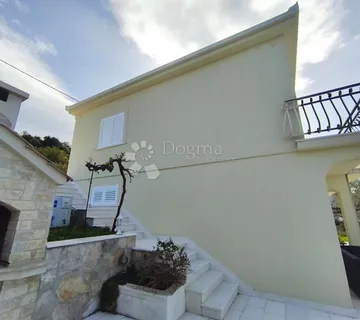Kuća s bazenom i okućnicom u Marini - cover