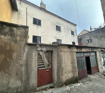 KNIN, Kuća s dva prostrana stana i potkrovljem