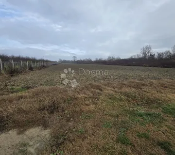 Velike poljoprivredne parcele 9.859m² u mirnom okruženju blizu Save! - Oborovo, Rugvica
