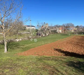Građevinsko zemljište 866 m² – mirno naselje, blizina centra Labina