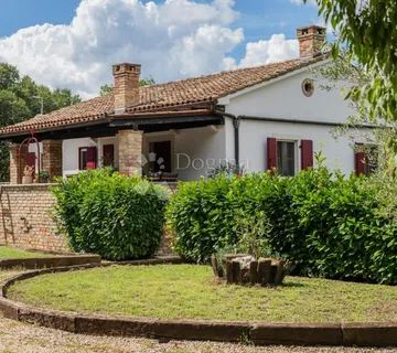 Prekrasna istarska villa s bazenom na prostranoj okućnici - cover
