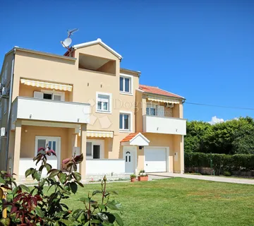 INVESTICIJA Vlašići, Pag - Kuća s 5 apartmana 50m od mora - cover