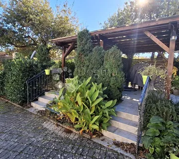 MALINSKA APARTMAN SA VELIKOM OKUĆNICOM - cover