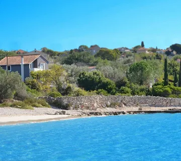 KUĆA DRVENIK DRUGI RED OD MORA - cover