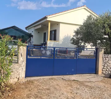 Prizemnica u okolici Rogoznice - cover