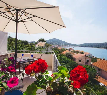 OTOK KAPRIJE – Višestambena kuća s velikom okućnicom i pogledom na more - Kaprije, Šibenik
