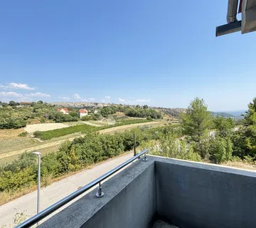 Ićevo – Obiteljska kuća s prostranom okućnicom, blizina Skradina - Ićevo, Skradin