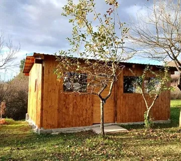 Poljoprivredno zemljište sa kamp kućicom - Tounj