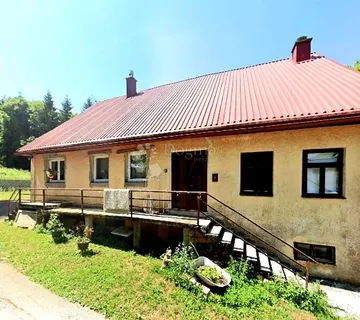 Djelomičmo adaptirana kuća sa okućnicom 6000 m2 u Fužinama - Fužine