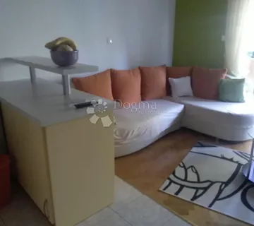 Investicijski jednosoban stan s vrtom u Trogir – potpuno namješten, parking, uhodan turistički najam - cover