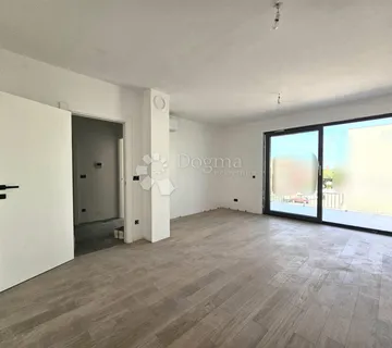 Novogradnja s 2 parking mjesta u cijeni - Umag
