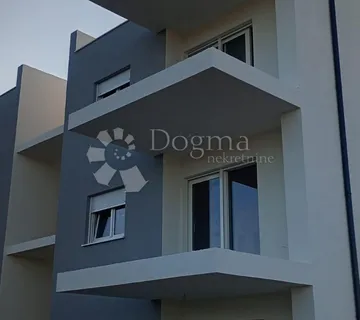 NOVO! Dvosoban penthouse s velikom krovnom terasom S6 – Plano, Trogir
