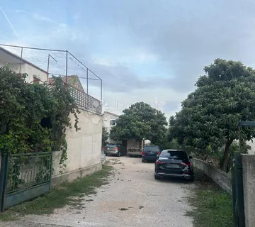 RIJETKOST! Građevinsko zemljište s tri objetka u samom srcu Jezera, - cover