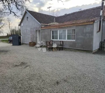 Kuća s okućnicom i velikim zemljištem u Koški - Koška