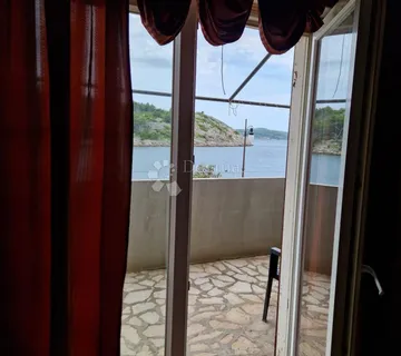 Kuća sa poslovnim prostorom- prvi red uz more - Novigrad