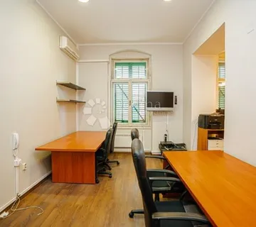 Ured na par minuta od Korza - cover