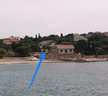 KUĆA DRVENIK DRUGI RED OD MORA - cover