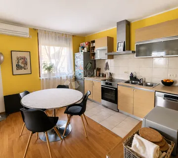 PULA – STAN S DVIJE SPAVAĆE SOBE I BALKONOM, 58,5 m²