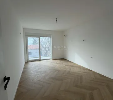 Izuzetno prostran prizemni stan 212m² – Kostrena - Rožmanići, Kostrena