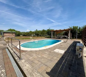 GRAD KRK, KUĆA SA BAZENOM + INVESTICIJSKI TEREN - cover